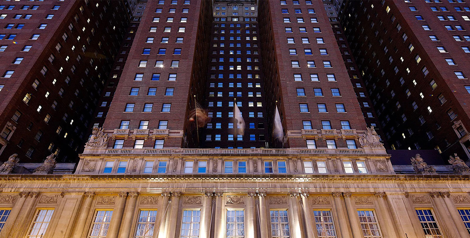 1600x813-Hilton-Exterior-Night